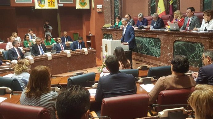 El portavoz del Grupo Mixto en la Asamblea Regional y líder de Podemos, Óscar Urralburu , en su discurso en la segunda saesión del Debate de Investidura