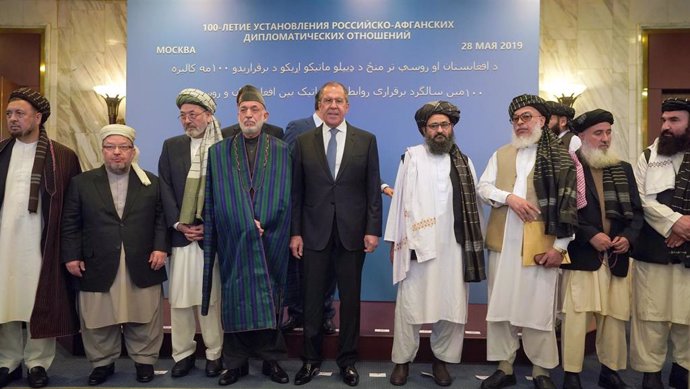 Sergei Lavrov durante la ceremonia por el 100 aniversario de relaciones entre Rusia y Afganistán acompañado por el expresidente Hamid Karzai y el jefe negociador talibán, el mulá  Baradar