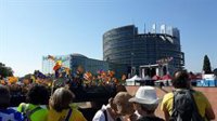 Diversos eurodiputats mostren cartells de Puigdemont a l'inici del ple i reivindiquen els seus drets