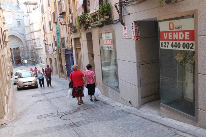 Local con el cartel de se vende