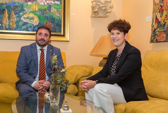 El presidente del Parlamento de Navarra, Unai Hualde, se reúne con la presidenta de la Cámara de Comptos, Asun Olaechea.