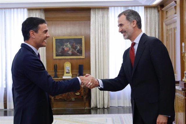 El socialista Pedro Sánchez saludando al Rey Felipe