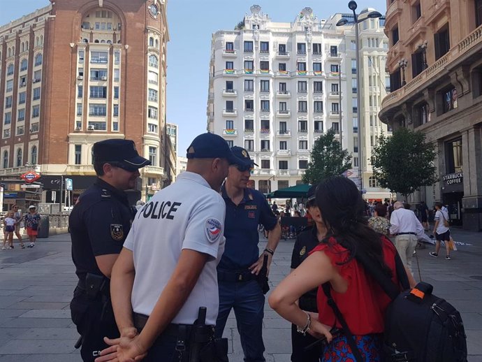 Agentes de la Policía Nacional y agentes franceses atienden a turistas en el centro de la capital