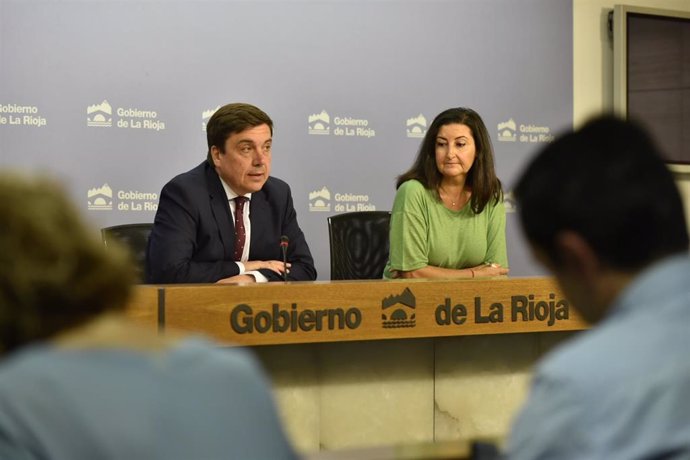 El consejero de Educación, Formación y Empleo, Alberto Galiana, y la directora general de Empleo, Cristina Salinas, analizan datos de paro de La RIoja