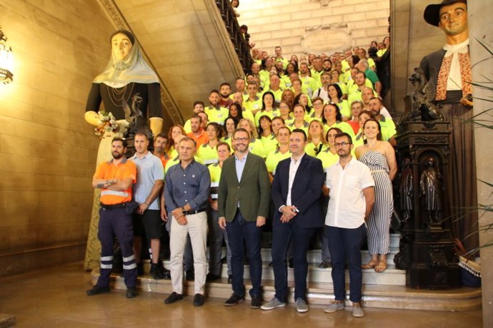 L'alcalde de Palma, José Hila, rep els nous treballadors de l'ORA