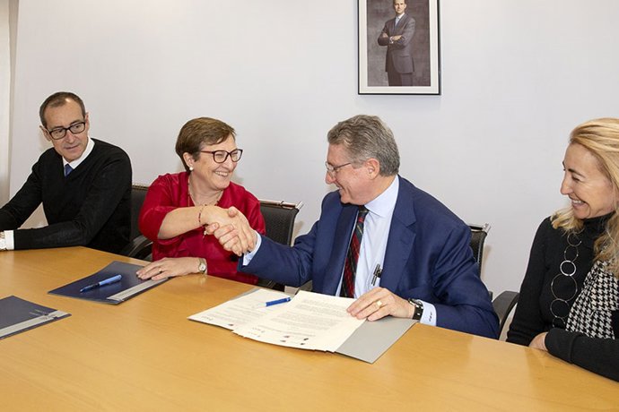 Foto de archivo de la firma del primer convenio entre Sanidad y la AECC para desarrollar el Programa 'Primer Impacto'