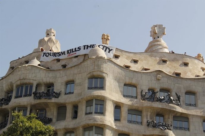 Arran cuelga una pancarta contra el turismo en La Pedrera de Barcelona