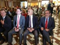 El delegado destaca cada una de las intervenciones de los portavoces, especialmente el discurso "sólido" del PSOE