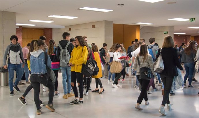 Jóvenes en la Universidad de Cantabria para realizar la prueba de la EBAU (Selectividad)