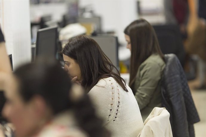 Treballadores en una oficina. Imatge d'arxiu.