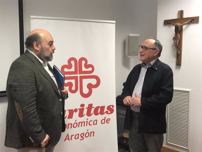 El presidente de Cáritas Aragón, Carlos Sauras; y el coordinadore del estudio FOESSA, Guillermo Fernández