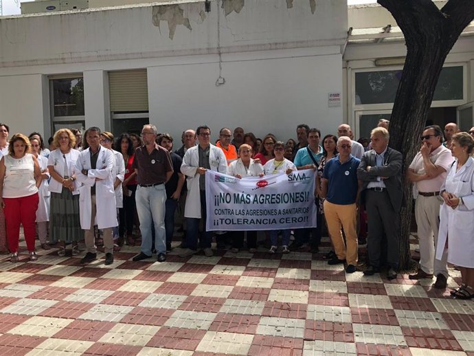 Profesionales de la sanidad de Málaga se concentran en Marbella para mostrar su repulsa a las continuas agresiones a los sanitarios