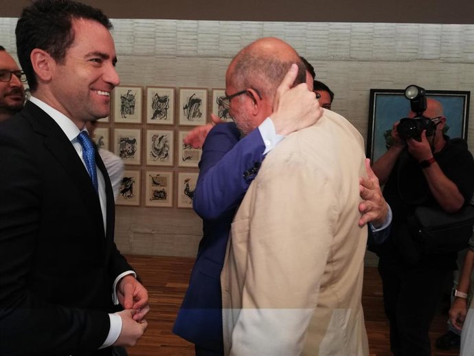 García Egea (I) observa el abrazo entre Mañueco e Igea.