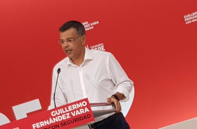 El portavoz del PSOE extremeño, Juan Antonio González, en rueda de prensa para valorar el paro en la región