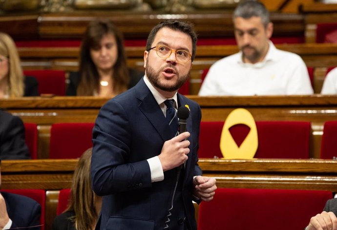El vicepresident i conseller d'Economia de la Generalitat, Pere Aragons, intervé al Parlament (arxiu).