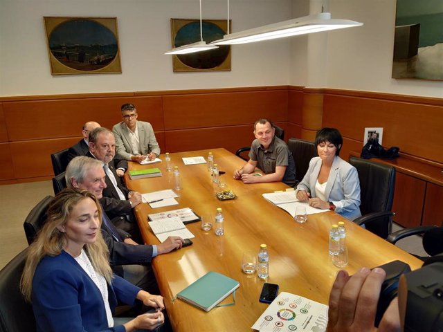 Reunión entre el consejero de Economía y Hacienda, Pedro Azpiazu, y miembros de EH Bildu en torno a los Presupuestos vascos