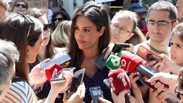 La vicealcaldesa de Madrid, Begoña Villacis, atiende a los medios de comunicación tras acudir al acto de reversión del espacio peatonal de la calle Galileo.