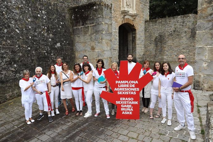 Periodistas de los medios de comunicación de Navarra, en una foto conjunta para mostrar su apoyo a la campaña del Ayuntamiento de Pamplona contra las agresiones sexistas.