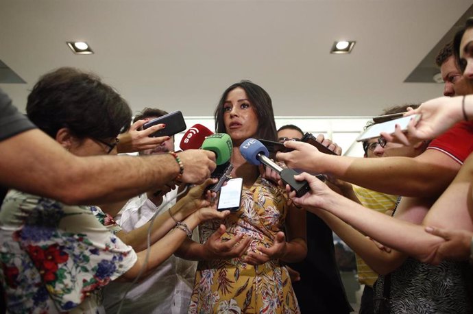 La vicealcaldesa de Madrid, Begoña Villacís, ofrece declaraciones a los medios de comunicación antes de la celebración de una sesión plenaria en el Ayuntamiento de Madrid.