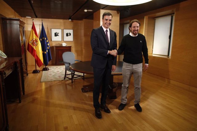 Pedro Sánchez y Pablo Iglesias se saludan al inicio de su reunión en el Congreso