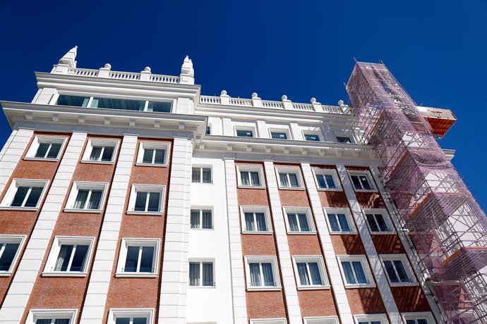 Vista de la fachada del edificio España de Madrid donde se situará el hotel Rui Plaza España y un centro comercial, con un adamio de obras.