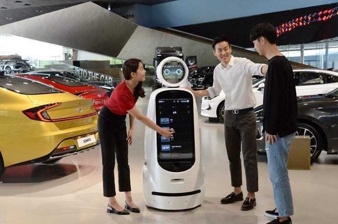 LG CLOi-GuideBot en el concesionario de Hyundai en Goyan (Corea del Sur)