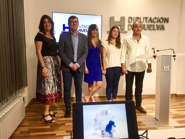 El diputado provincial Antonio Beltrán junto con la artista Ana Barriga y el colectivo Fuentesal&Arenillas.