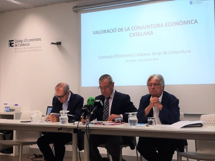 El miembro de la Comisión de Economía Catalana del Collegi d'Economistes de Catalunya Albert Carreras; el portavoz de la Comisión, Modest Guinjoan, y el miembro de la Comisión Jordi Goula