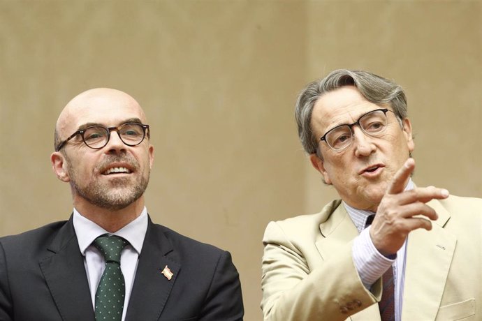 (I-d) Los eurodiputados electos de VOX  Jorge Buxadé y Hermann Tertsch,  en el Congreso de los Diputados para acatar la Constitución