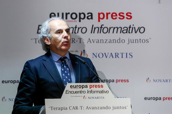 El consejero de Sanidad en funciones, Enrique Ruiz Escudero, interviene en un encuentro informativo de Europa Press sobre la incorporación de las terapias oncológicas CART al Sistema Nacional de Salud.