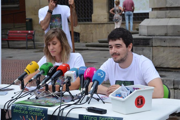Lucía Burgui, de la Comisión Ciudadana Anti-Sida, y Miguel Garrido, del Consejo de la Juventud de Navarra