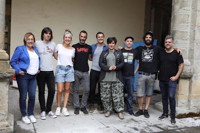 La consejera de Educación en funciones, María Solana, junto a los músicos que participan en el programa 'Musikariak Ikastetxeetan'