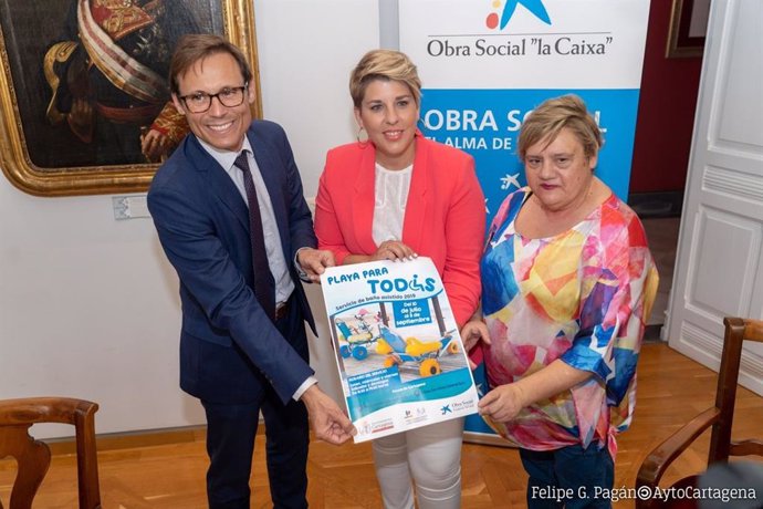 Firma convenio de colaboración Obra Social La Caixa - FAMDIF COCEMFE para el baño asistido en playas de Cartagena