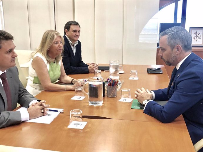 La alcaldesa de Marbella (Málaga), Ángeles Muñoz, mantiene una reunión con el consejero de Hacienda andaluz, Juan Bravo.