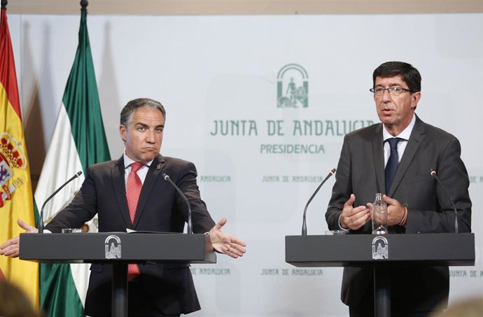 Rueda de prensa posterior a la reunión de Consejo de Gobierno. Comparecen el vicepresidente de la Junta de Andalucía, Juan Marín (d) y el consejero de la Presidencia, Elías Bendodo (i). En el Palacio de San Telmo.