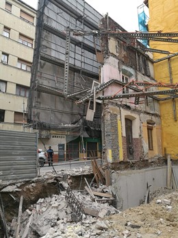 Parte de la fachada desprendida en un edificio en rehabilitación de Gijón