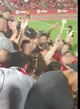 Barakka a la graderia de Son Moix en el partit d'ascens del RCD Mallorca.