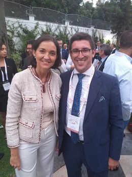 El responsable de Infraestructuras de la Autoridad Portuaria de Algeciras con la ministra de Industria en funciones, Reyes Maroto