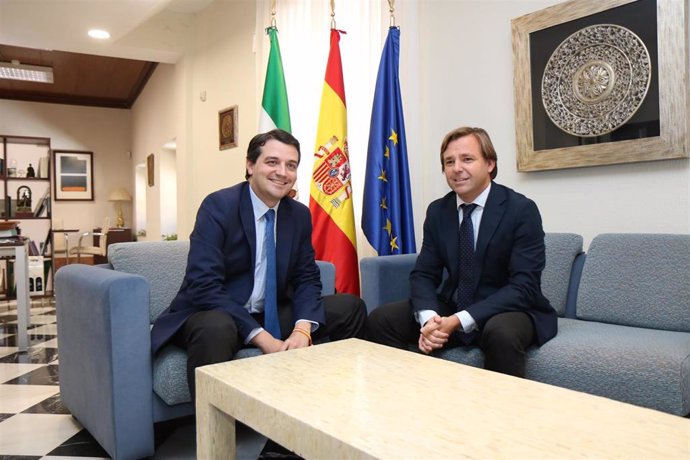 El alcalde de Córdoba, José María Bellido, y el delegado del Gobierno andaluz en Córdoba, Antonio Repullo, en el despacho de éste último.