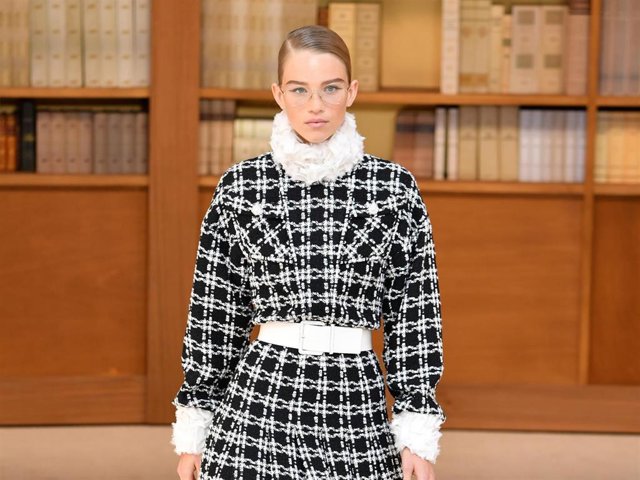 Una modelo en la pasarela durante el desfile de alta costura otoño/invierno 2019-2020 de Chanel
