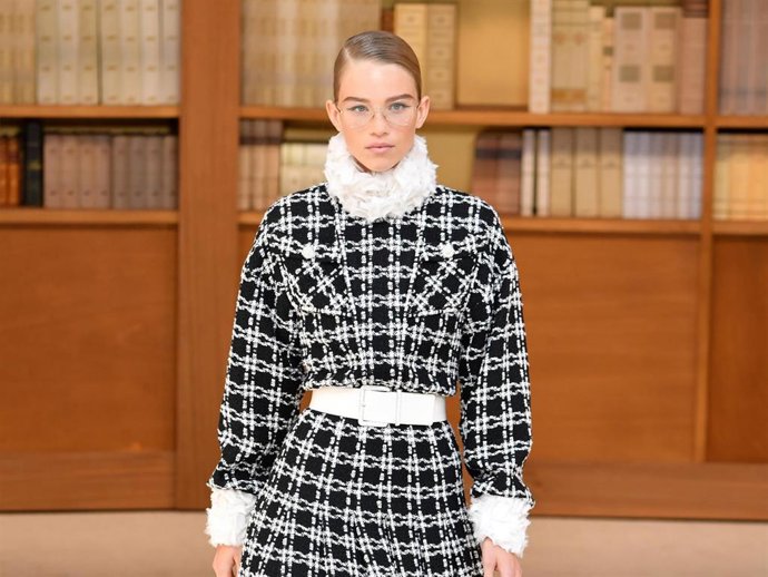 Una modelo en la pasarela durante el desfile de alta costura otoño/invierno 2019-2020 de Chanel