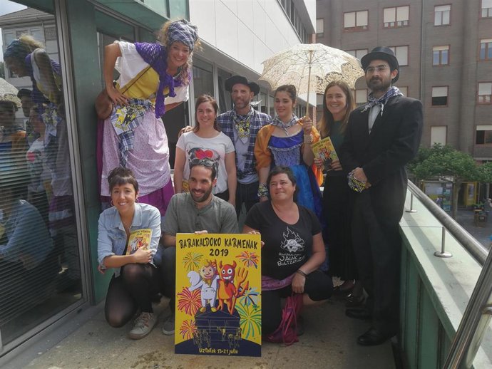 MIEMBROS DE LA COMISIÓN DE FIESTAS DE BARAKALDO Y ACTORES DEL PULMÓN DE GAIA, EN EL BALCÓN DEL AYUNTAMIENTO