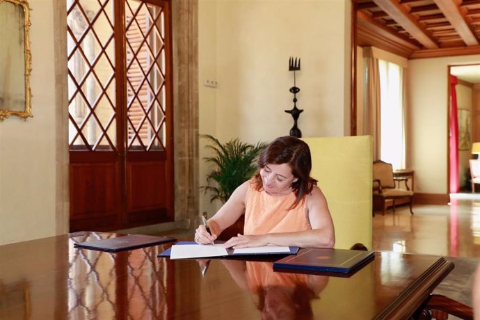 Francina Armengol firma los decretos para establecer la estructura del Govern y nombrar a los consellers