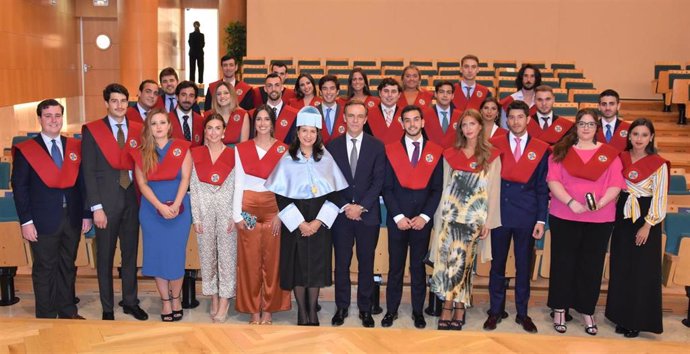 El presidente de la Audiencia Nacional junto  los estudiantes de derecho recién graduados