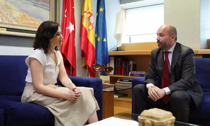 Juan Trinidad i la candidata del PP a la Presidncia de la Comunitat de Madrid, Isabel Díaz Ayuso.