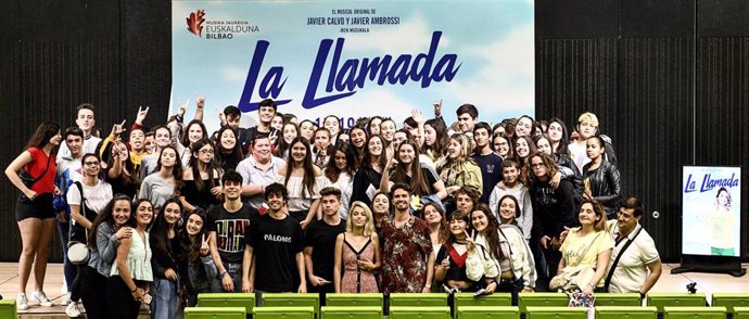 Fotografía de los protagonistas y responsables de La Llamada con los fans en Bilbao