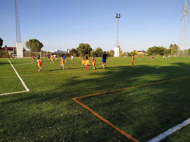 Jóvenes jugando en el nuevo campo de césped artificial en Guillena