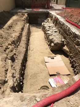 Restos arqueológicos encontrados en la plaza de las Carmelitas de Vélez-Málaga durante las obras de peatonalización