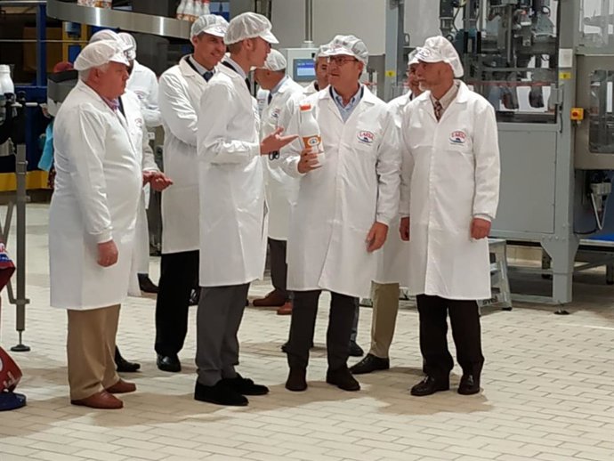 Feijóo en su visita a la nueva fábrica de Larsa