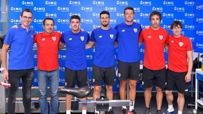 Jugadores del Athletic Club de Bilbao pasan el reconocimiento médico